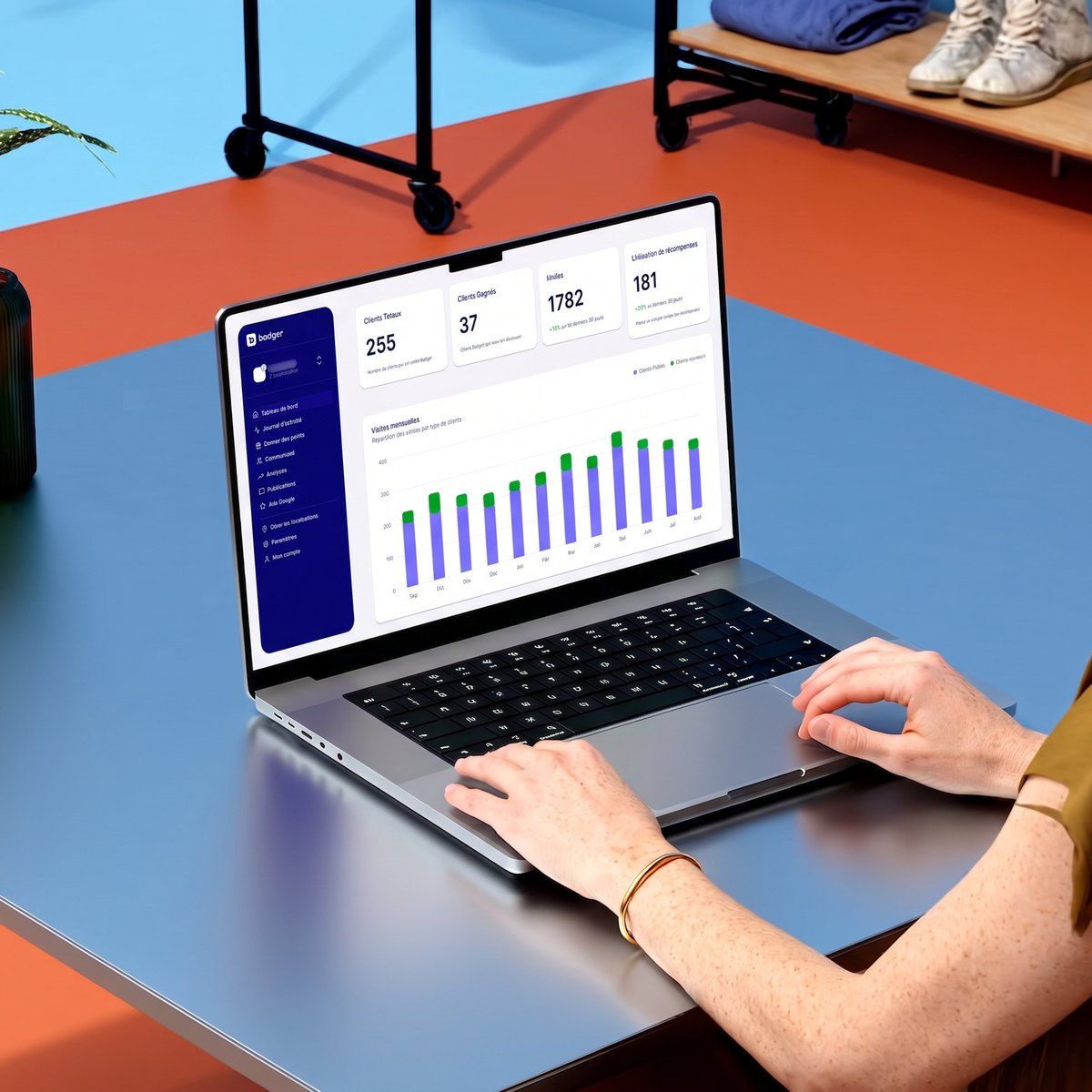Le tableau de bord Badger sur un ordinateur portable : clients gagnés, visites et le graphique des visites mensuelles