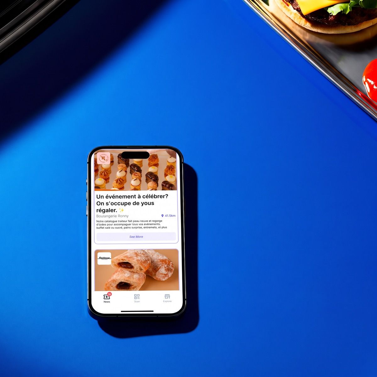 Le fil d’actualité de l’app Badger sur un téléphone : la publication de la Boulangerie Ronny annonçant son catalogue traiteur pour les événements