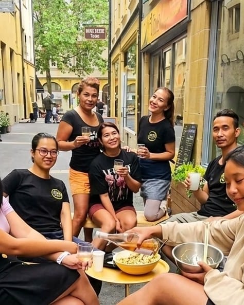 L’équipe de Thai Express attablée devant le restaurant, à Lausanne